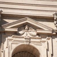 Saint Peter's Square - Exterior: Detail of a small pediment in Saint Peter's Square