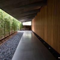 Nezu Museum - Exterior: Passage