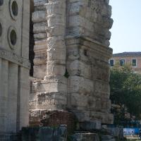 Porta Maggiore - View of the base of a lateral arch of Porta Maggiore