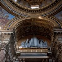 Sant'Agnese in Agone - Interior: View of organ inserted in barrel vault above the Tomb of Pope Innocent X