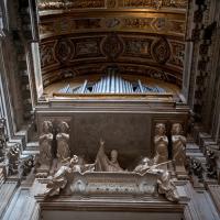 Sant'Agnese in Agone - Interior: View of entrance to the narthex, church organ, and Tomb of Pope Innocent X