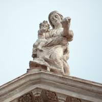 Santa Francesca Romana - View of the central statue atop Santa Francesca Romana