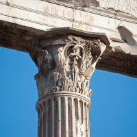 Temple of Castor and Pollux - View of the central capital of the Temple of Castor and Pollux