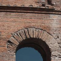 Trajan's Market - Exterior: View of Arches and Windows in Trajan's Market from via Biberatica