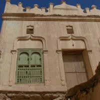 Qasr al-’Ishshah - facade of “Dar Dawil” (oldest section), facing inner courtyard, detail