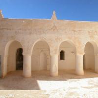 Qabr Hud - mosque for pilgrims, qibla wall