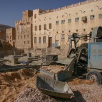 Tarim - new construction next to the Ba’Alawi Mosque and a traditional villa