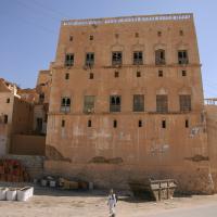 Tarim - Dar al-Mihdar, west facade; Sarjis Mosque to left