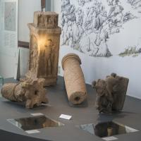 Archäologisches Museum Frankfurt - Installation view: Fragments of a Jupiter column and grave finds