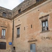Palazzo Giaconia - Exterior: Facade on Via de Summa