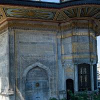 Saliha Sultan Cesmesi - Exterior: Cesmesi, Rococo Ornamentation