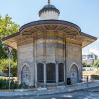 Saliha Sultan Cesmesi - Exterior: Cesmesi, Eastern Facade, Facing West