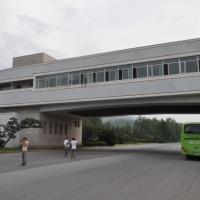Pyongyang-Kaesong Motorway - Exterior: Service Area Bridge Building