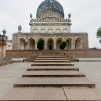 Tomb of Hyath Bakshi Begum - Exterior: Southern facade