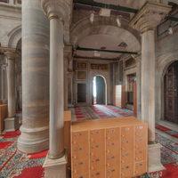 Laleli Camii - Interior: Prayer area entrance