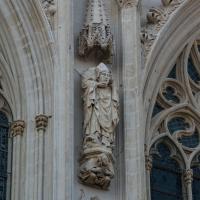  Cathedrale Notre-Dame - Detail: north nave, interbay carved niche 