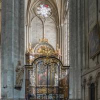  Cathedrale Notre-Dame - Interior: south ambulatory chapels 