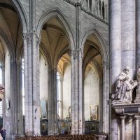  Cathedrale Notre-Dame - Interior: nave, north elevation.
