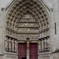  Cathedrale Notre-Dame - Exterior: north transept, portal of Saint-HonorÌ©