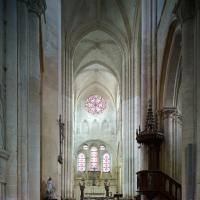 Église Saint-Lucien de Bury - Interior, chevet and nave looking east