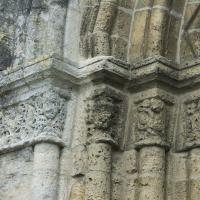 Église Saint-Lucien de Bury - Exterior, western frontispiece portal, north capitals