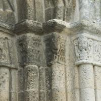 Église Saint-Lucien de Bury - Exterior, western frontispiece portal, south capitals