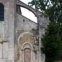 Église Saint-Martin de Champeaux - Exterior, western frontispiece, south portal, flying buttress