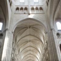 Cathédrale Notre-Dame de Laon - Inteiror, crossing space looking up into central lantern tower