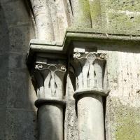 Cathédrale Notre-Dame de Laon - Exterior, upper transept, north side,  gallery window capital [first bay from crossing]