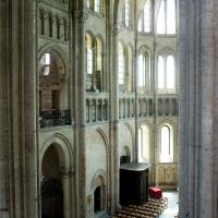 Cathédrale Notre-Dame de Noyon - Interior, south transept, gallery level, east side