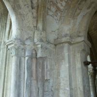 Cathédrale Notre-Dame de Noyon - Interior, north choir gallery capital