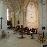 Église Saint-Quiriace de Provins - Interior, ambulatory looking north with eastend chapels