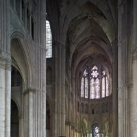 Cathédrale Notre-Dame de Reims - Interior, crossing space and nave looking east into chevet