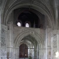 Collégiale Saint-Quentin - Interior, narthex looking west through center portal