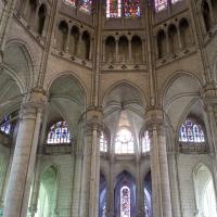 Collégiale Saint-Quentin - Interior, ambulatory vaults and chevet triforium