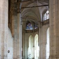 Collégiale Saint-Quentin - Interior, south ambulatory and radiating chapels