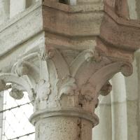 Collégiale Saint-Quentin - Interior, radiating chapel column capital