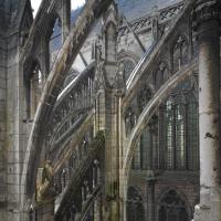 Cathédrale Notre-Dame de Amiens - Exterior, north transept, east side, clerestory level, buttresses, looking southeast