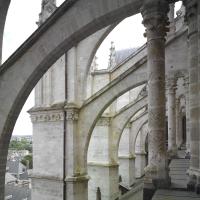 Cathédrale Notre-Dame de Amiens - Exterior, north nave, clerestory level, buttresses, looking east