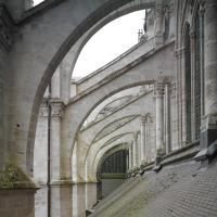 Cathédrale Notre-Dame de Amiens - Exterior, north nave, triforium level, buttresses, looking east