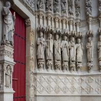 Cathédrale Notre-Dame de Amiens - Exterior, western frontispiece, center portal, south jamb figures and quatrefoils