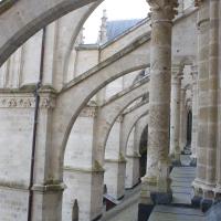 Cathédrale Notre-Dame de Amiens - Exterior, north nave, clerestory level, buttresses, looking west