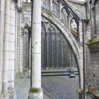 Cathédrale Notre-Dame de Amiens - Exterior, north transept, west side, clerestory level, buttresses, looking south