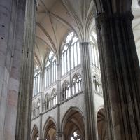 Cathédrale Notre-Dame de Amiens - Interior, south nave aisle looking into north transept and crossing