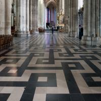 Cathédrale Notre-Dame de Amiens - Interior, south nave aisle looking east, second and third bays west of main vessel, pavement
