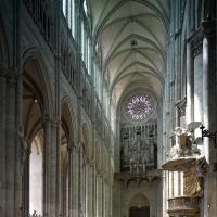 Cathédrale Notre-Dame de Amiens - Interior, nave looking west