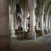 Église Saint-Laurent de Beaumont-sur-Oise - Interior, outer south nave aisle looking northeast
