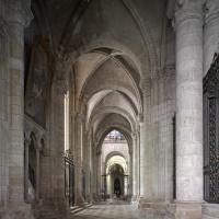 Cathédrale Saint-Étienne de Sens - Interior, chevet, south aisle looking west