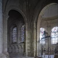 Cathédrale Saint-Étienne de Sens - Interior, chevet, ambulatory and northern radiating chapel looking northwest