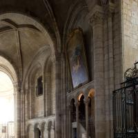 Cathédrale Saint-Étienne de Sens - Interior, chevet, south aisle and ambulatory looking east
